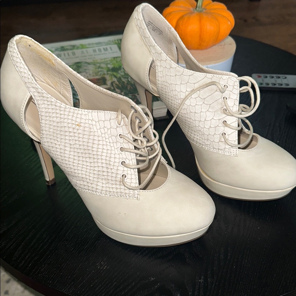 Chic Lace-Up Platform Heels